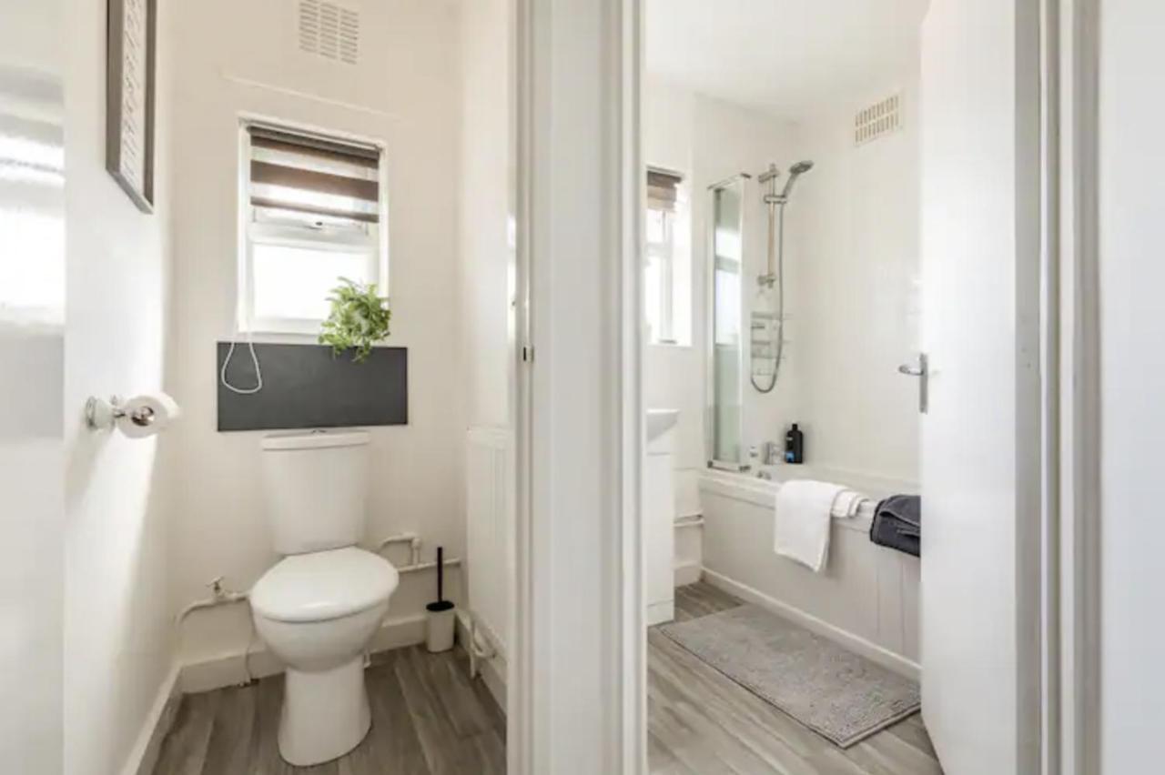 Luxury 3-Bed Apartment Near To London With Parking Hornchurch Exterior photo