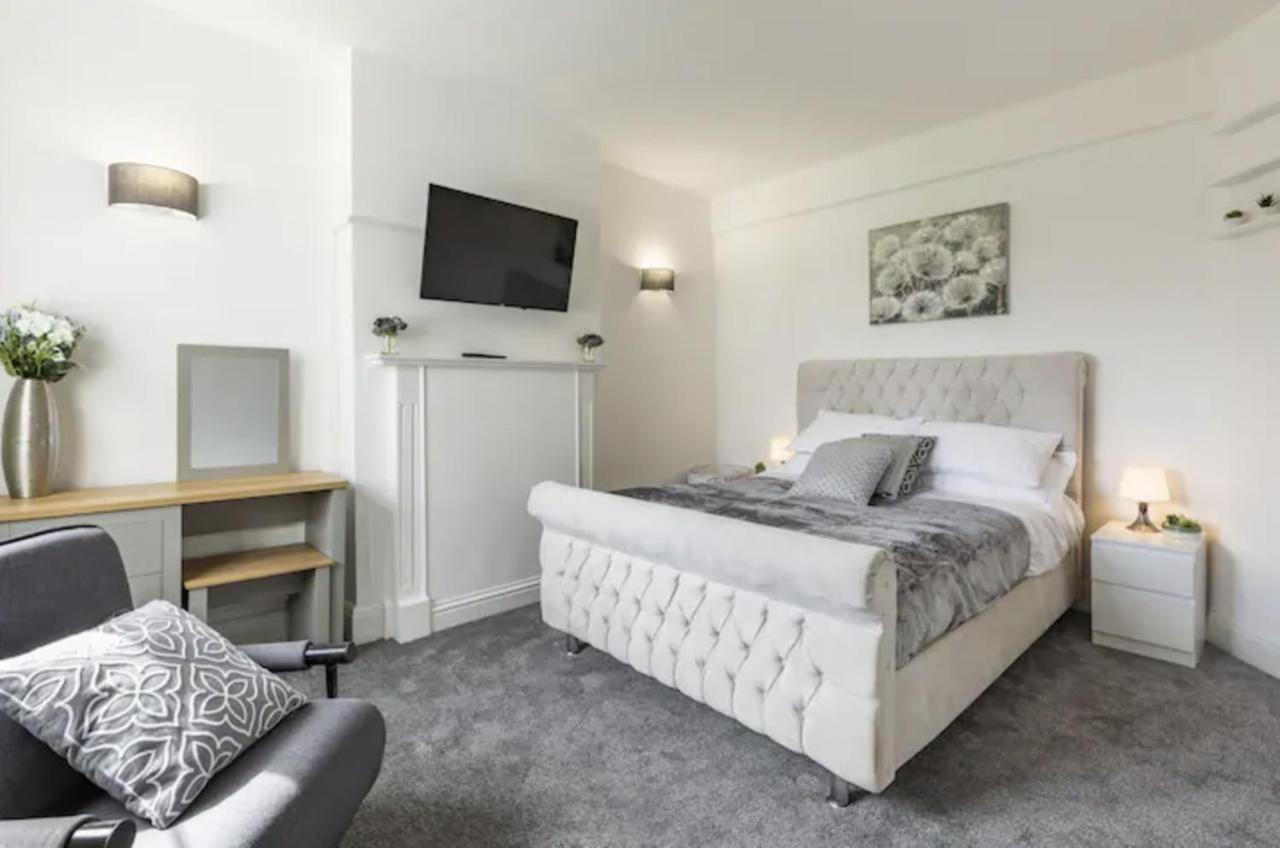 Luxury 3-Bed Apartment Near To London With Parking Hornchurch Exterior photo