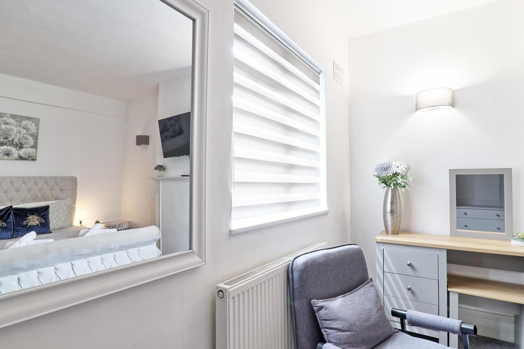Luxury 3-Bed Apartment Near To London With Parking Hornchurch Exterior photo