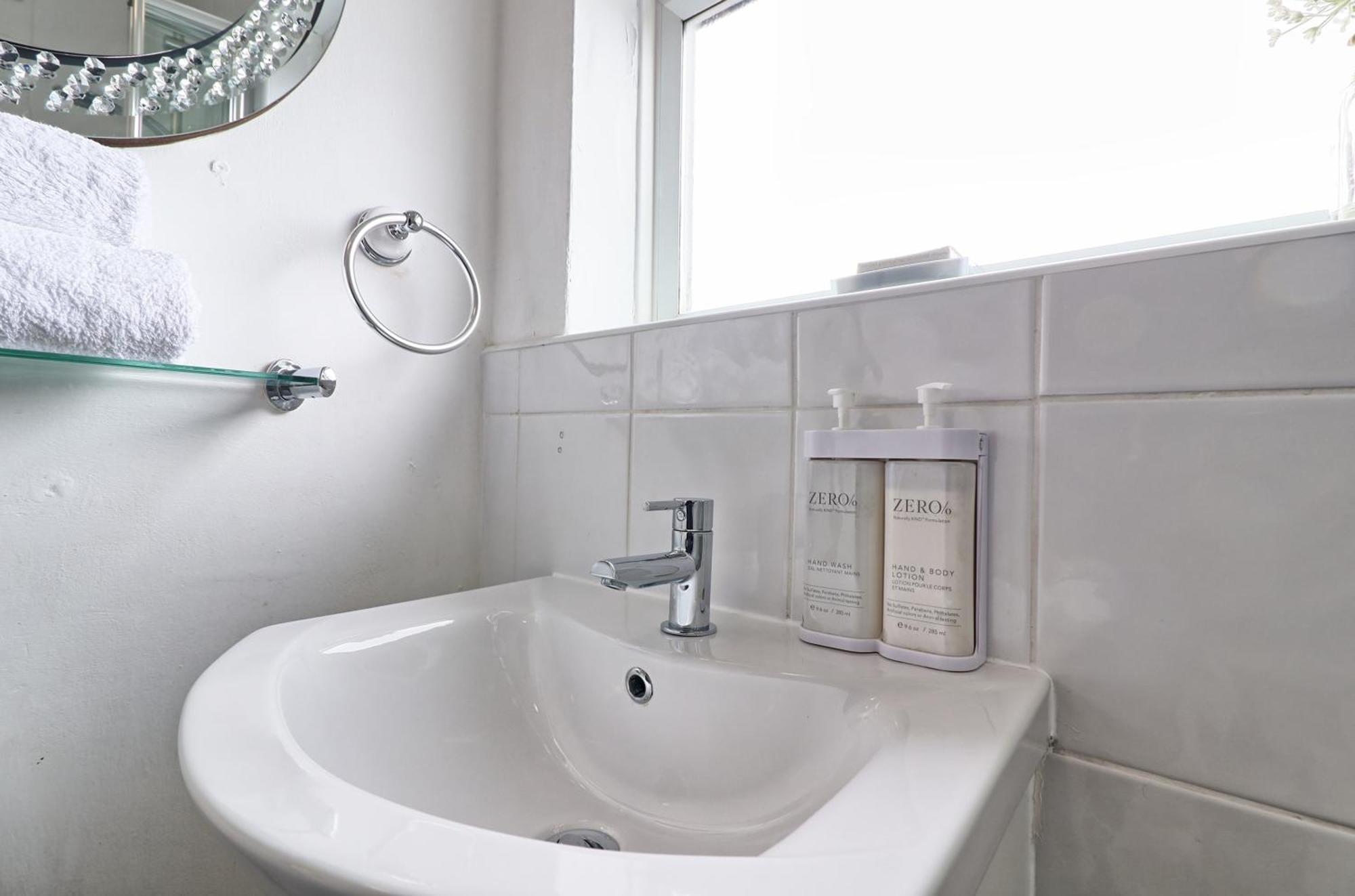 Luxury 3-Bed Apartment Near To London With Parking Hornchurch Exterior photo