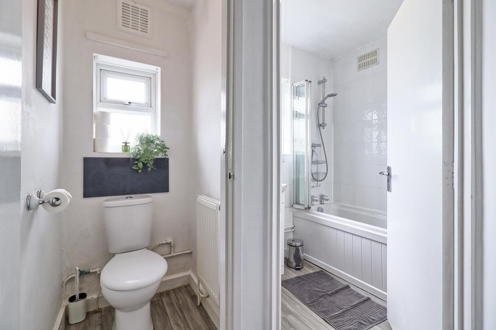Luxury 3-Bed Apartment Near To London With Parking Hornchurch Exterior photo