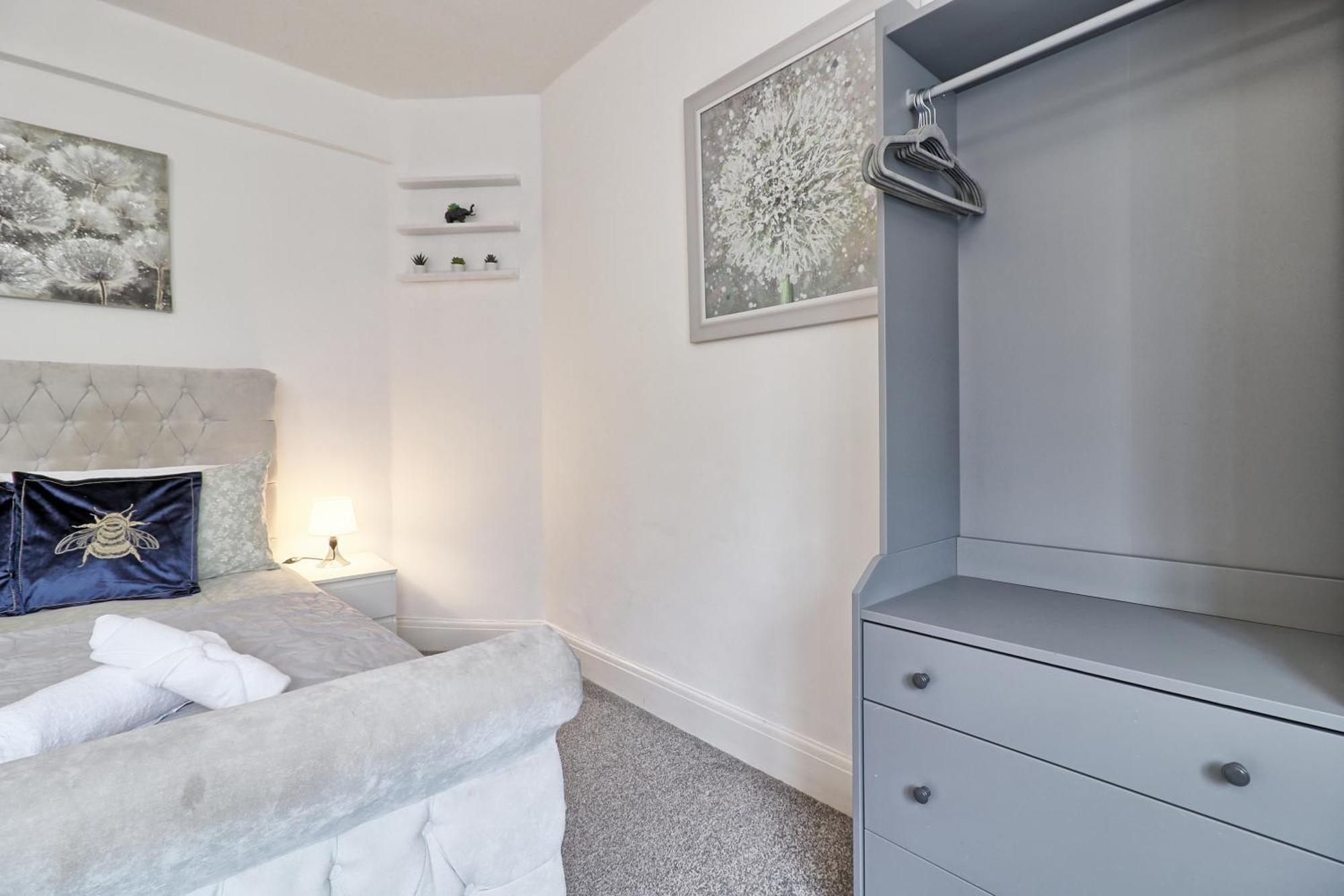 Luxury 3-Bed Apartment Near To London With Parking Hornchurch Exterior photo