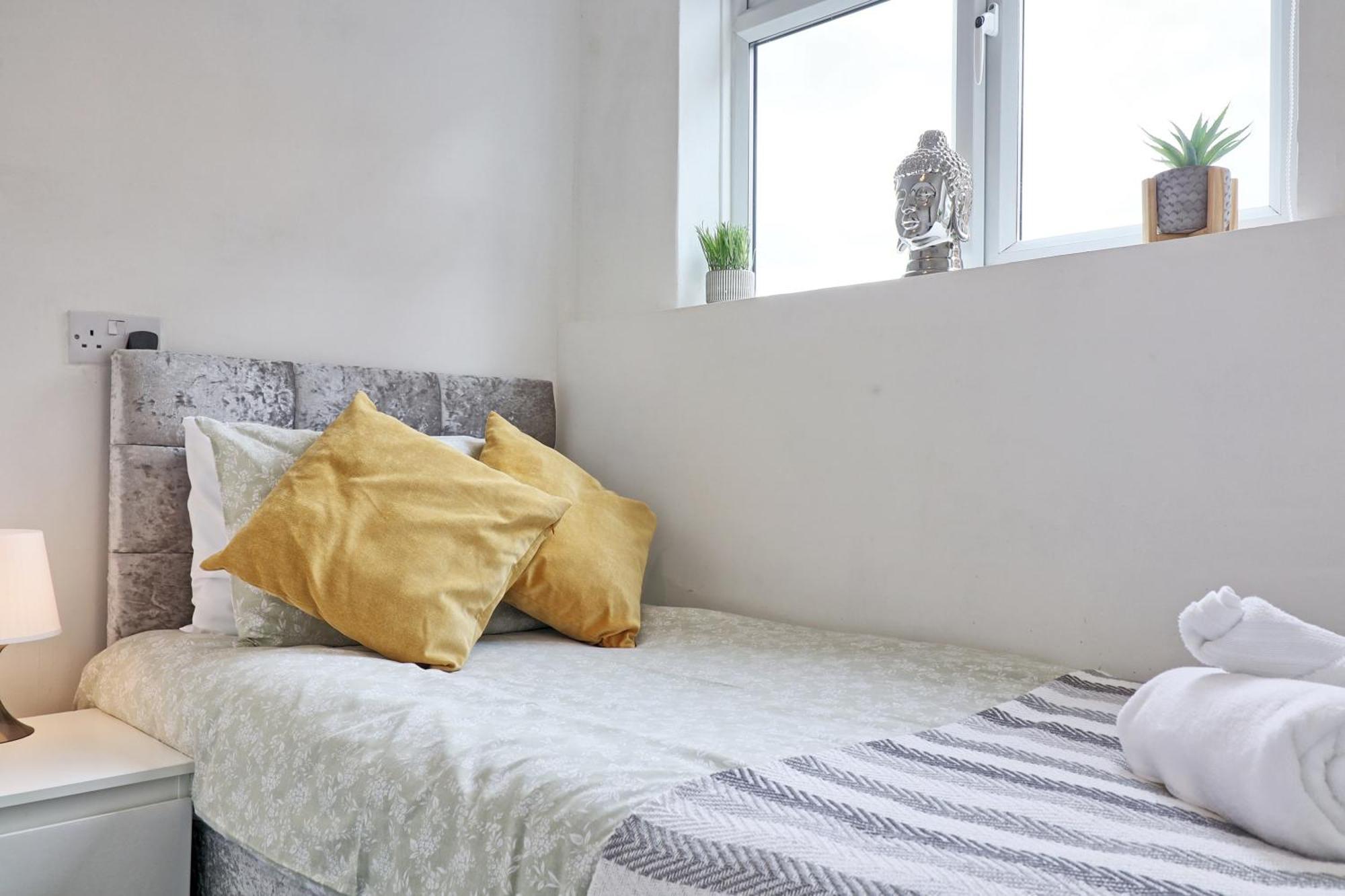 Luxury 3-Bed Apartment Near To London With Parking Hornchurch Exterior photo