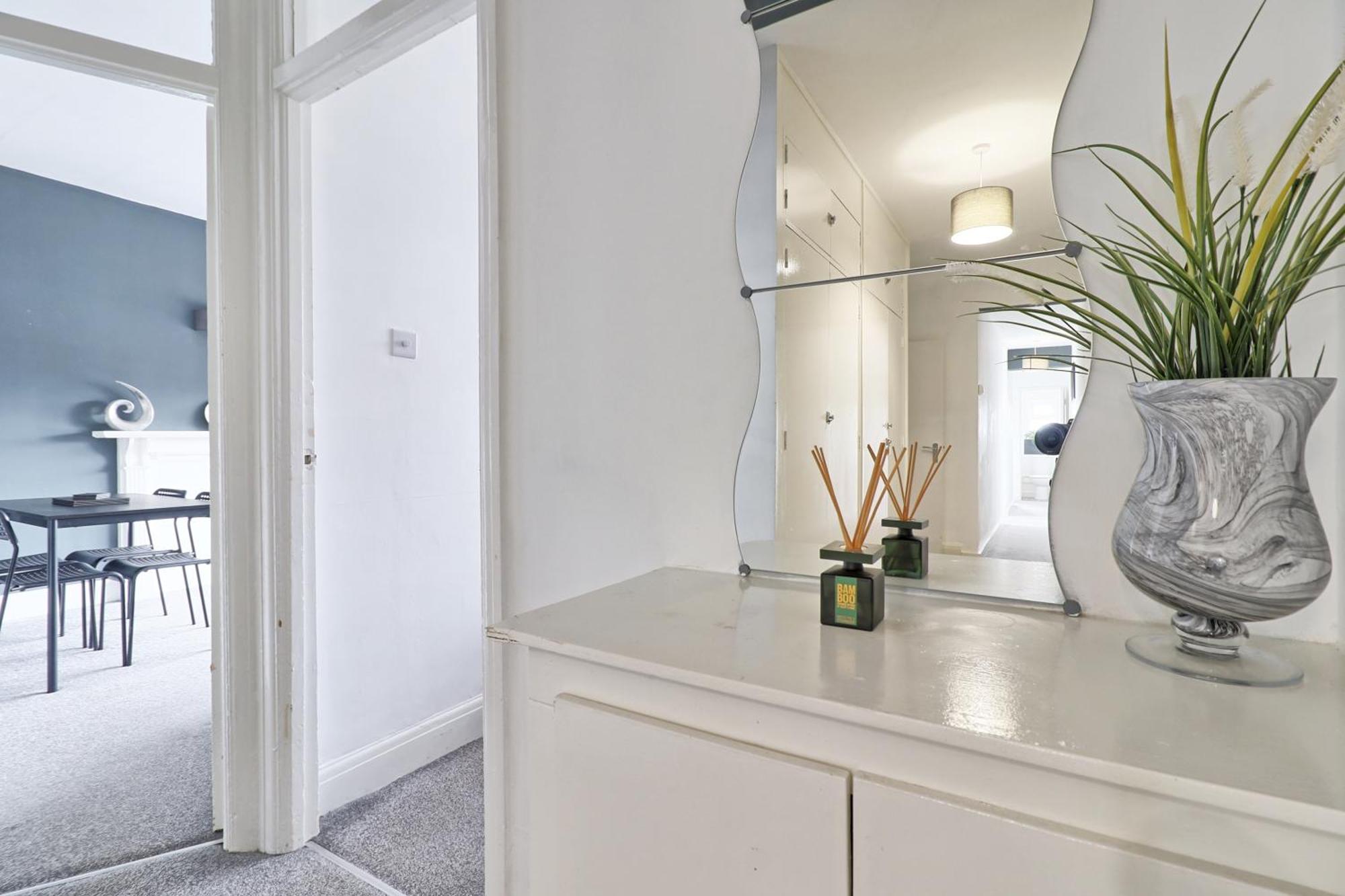 Luxury 3-Bed Apartment Near To London With Parking Hornchurch Exterior photo