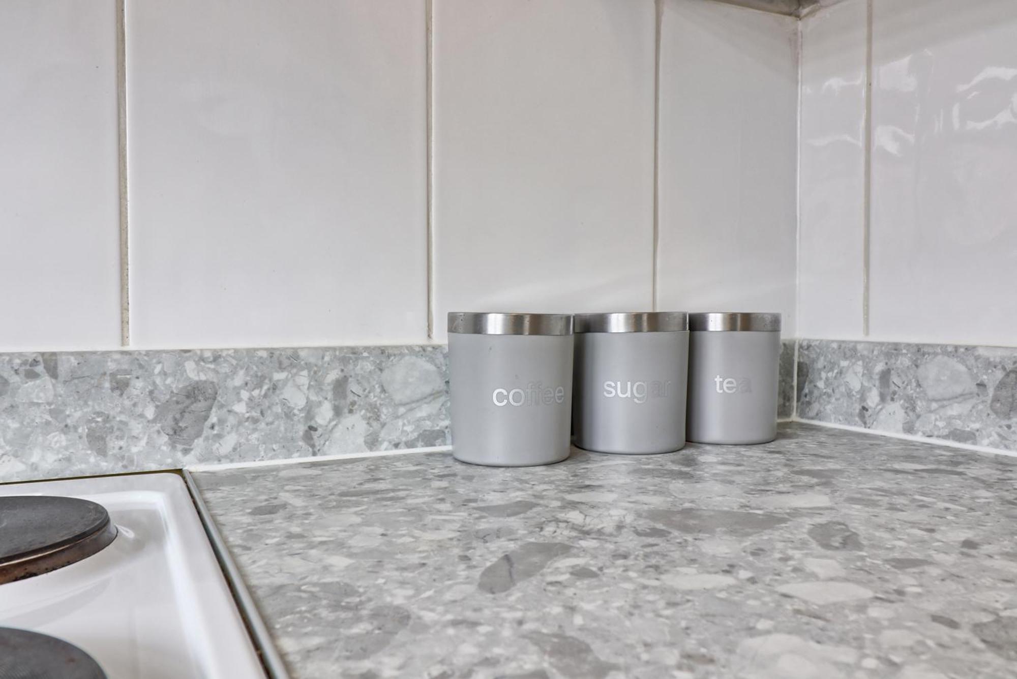 Luxury 3-Bed Apartment Near To London With Parking Hornchurch Exterior photo