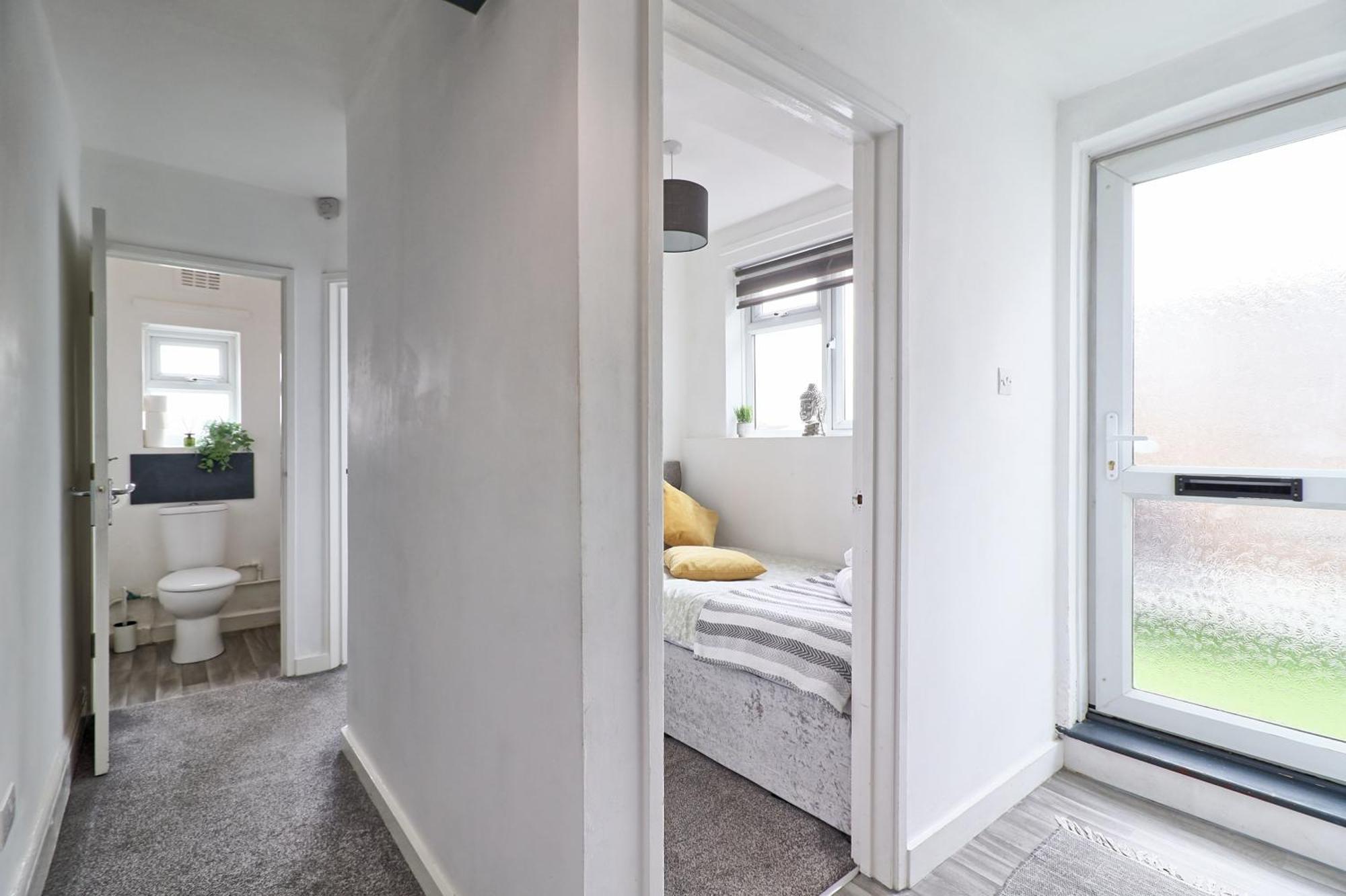 Luxury 3-Bed Apartment Near To London With Parking Hornchurch Exterior photo