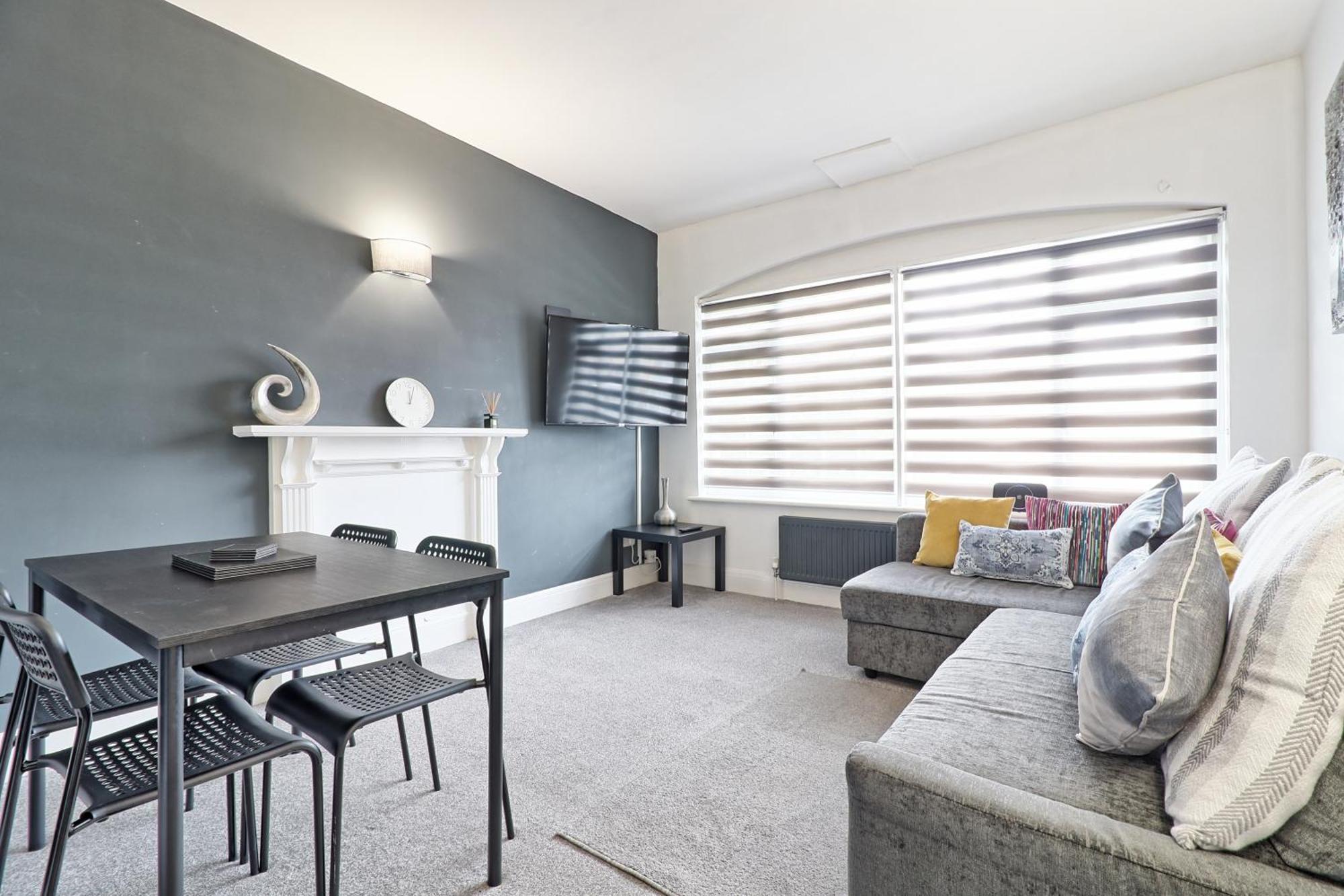Luxury 3-Bed Apartment Near To London With Parking Hornchurch Exterior photo
