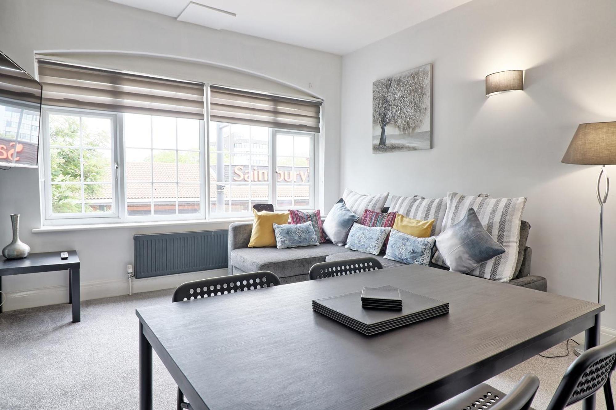 Luxury 3-Bed Apartment Near To London With Parking Hornchurch Exterior photo