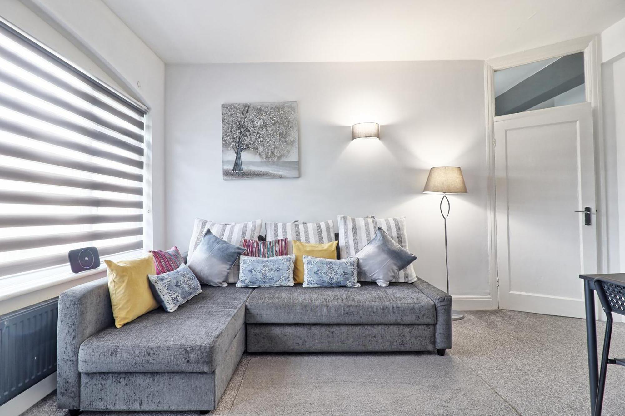 Luxury 3-Bed Apartment Near To London With Parking Hornchurch Exterior photo
