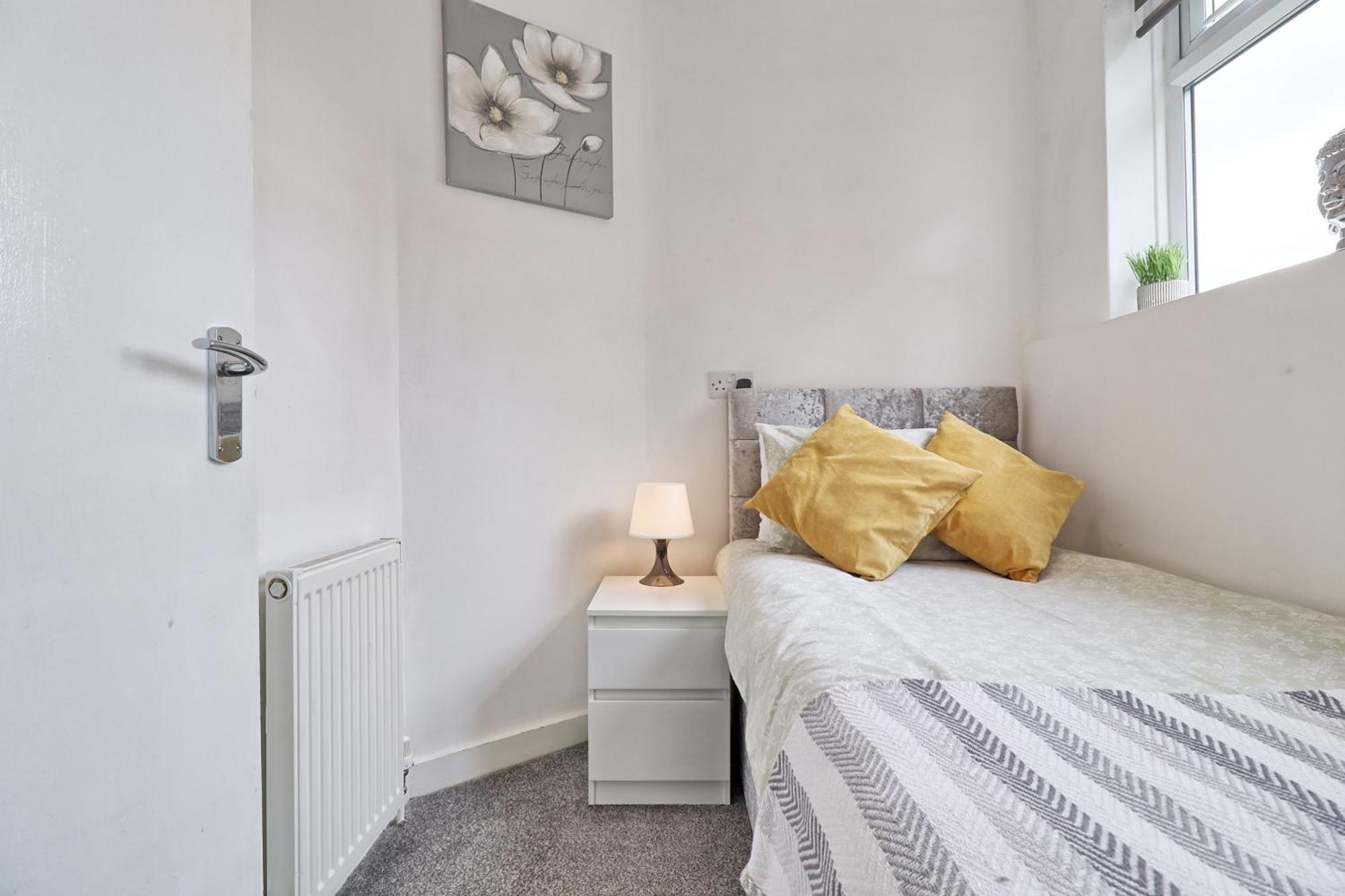 Luxury 3-Bed Apartment Near To London With Parking Hornchurch Exterior photo